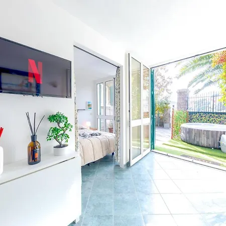 Terrazza • Con Piscina Idromassaggio Parcheggio Gratis • Giardino • Wi-fi Appartamento